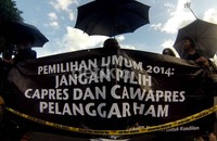 Dalam setiap pekan, Sumarsih dan rekan-rekannya memilih tema dan isu tertentu. Meski begitu, isu utama tetap pada penuntasan pelanggaran HAM.