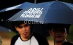 Sumarsih yang Setia Berdiri di Depan Istana