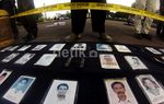 Sumarsih yang Setia Berdiri di Depan Istana