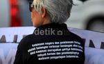 Sumarsih yang Setia Berdiri di Depan Istana