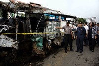 Ketua Komisi V, Lorens Bahang Dama didampingi Kapolres Cianjur AKBP Pol Agustri melihat bus Mustika yang ringsek tidak jauh dari lokasi kejadian. Ramses/detikFoto.