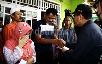 Ketua Komisi V Lorens Bahang Dama memberikan bantuan kepada korban yang rumah hancur akibat tertimpa badan truk. Ramses/detikFoto.