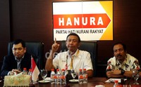 Ketua Umum Partai Hanura Wiranto (tengah) didampingi Ketua Dewan Pertimbangan Partai Hanura Hary Tanoesoedibjo (kiri) dan Ketua Fraksi Hanura DPR Sunardi Ayub (kanan) memberikan wejangan kepada anggota DPR Fraksi Hanura. Ramses/detikFoto.