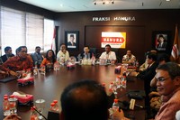 Dalam kunjungan ini, Ketua Dewan Pertimbangan Hary Tanoesoedibjo menegaskan komitmennya kepada Partai Hanura. Hary siap membantu pendanaan untuk memenangkan caleg partai besutan Wiranto itu. Ramses/detikFoto.