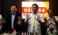 Ketua Umum Partai Hanura Wiranto (tengah), Ketua Dewan Pertimbangan Partai Hanura Hary Tanoesoedibjo (kiri), dan Ketua Fraksi Hanura DPR Sunardi Ayub (kanan) mengangkat kedua tangannya sebagai simbol nomor urut 10. Ramses/detikFoto.