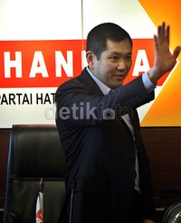Ketua Dewan Pertimbangan Partai Hanura Hary Tanoesoedibjo melambaikan tangan kepada anggota Fraksi Hanura sesaat sebelum meninggalkan gedung DPR, Jakarta. Ramses/detikFoto.