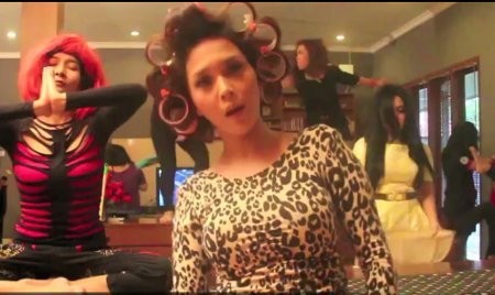 Kocak, Maia Estianty dan Syahrini Gila-gilaan Harlem Shake