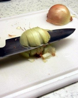 Pakai Trik Jitu Ini Agar Tak Menangis Saat Mengiris Bawang