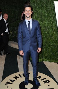 Taylor tampil dengan setelan serba biru. Pascal Le Segretain/Getty Images.
