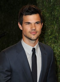 Wajah brewokan Taylor Lautner. Pascal Le Segretain/Getty Images.