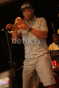 Tak hanya dengan Indra Lesmana, ia pun menjadi special guest dalam penampilan The Soul Rebels nanti.