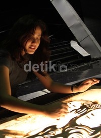 Sand Animator yang kerap disapa dengan panggilan Vina ini memulai karir melukisnya sejak 5 tahun lalu. Ridho/detikcom