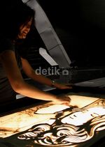 Vina Candrawati Sang Pelukis Pasir