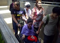 Ashanty memakai kursi roda.