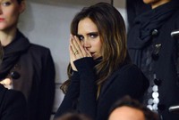 Victoria seperti tak berani melihat ke arah lapangan bola. AFP/Miguel Medina.