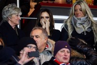 Istri David Beckham itu menutupi sebagaian wajahnya. AFP/Kenzo Tribouillard.