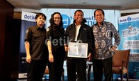 Dahlan Iskan menerima cinderamata seusai acara d'Preneur detikFinance.
