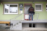 Ini dia kantor kecil Raiffeisen Gammesfeld yang menjadi satu dari 10 bank terkecil di Jerman. Bank ini melayani sekitar 500 penduduk desa Gammesfeld. REUTERS/Lisi Niesner.