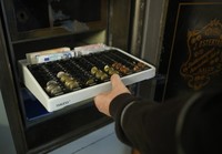 Terlihat brankas kecil dari Raiffeisen Gammesfeld yang sedang diperiksa oleh Peter untuk diberikan kepada nasabah yang menarik uang. REUTERS/Lisi Niesner.