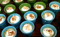 Kue lumpur Jakarta, salah satu dessert yang dipilih sebagai ikon kuliner Indonesia. Teksturnya lembut dan rasanya legit, disajikan bersama kacang almond.