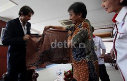 Pertemuan Pires dengan Roy Suryo berlangsung selama satu jam. Keduanya saling bertukar cinderamata.