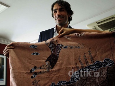Dapat Batik, Robert Pires Senang