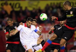 Di Estadio Ramon Sanchez Pizjuan, Kamis (28/2/2013) dinihari WIB, Atletico, bermain imbang 2-2 dengan Sevilla. REUTERS/Marcelo del Pozo.