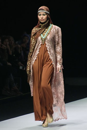 Amalina Aman Timeless Treasure. Fashion Show Parade INFINITELY COVERED. Indonesia Fashion Week 2013 at Jakarta Convention Center. 15 Februari 2013. Senayan. Jakarta. [Foto: Mohammad Abduh/Wolipop]