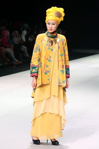 Hennie Noer Ethnic Harmony. Fashion Show Parade INFINITELY COVERED. Indonesia Fashion Week 2013 at Jakarta Convention Center. 15 Februari 2013. Senayan. Jakarta. [Foto: Mohammad Abduh/Wolipop]