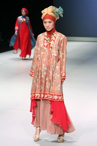 Hennie Noer Ethnic Harmony. Fashion Show Parade INFINITELY COVERED. Indonesia Fashion Week 2013 at Jakarta Convention Center. 15 Februari 2013. Senayan. Jakarta. [Foto: Mohammad Abduh/Wolipop]