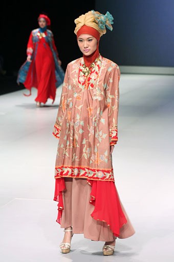 Hennie Noer Ethnic Harmony. Fashion Show Parade INFINITELY COVERED. Indonesia Fashion Week 2013 at Jakarta Convention Center. 15 Februari 2013. Senayan. Jakarta. [Foto: Mohammad Abduh/Wolipop]