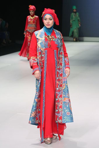 Hennie Noer Ethnic Harmony. Fashion Show Parade INFINITELY COVERED. Indonesia Fashion Week 2013 at Jakarta Convention Center. 15 Februari 2013. Senayan. Jakarta. [Foto: Mohammad Abduh/Wolipop]