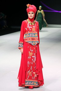 Hennie Noer Ethnic Harmony. Fashion Show Parade INFINITELY COVERED. Indonesia Fashion Week 2013 at Jakarta Convention Center. 15 Februari 2013. Senayan. Jakarta. [Foto: Mohammad Abduh/Wolipop]