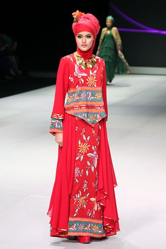 Hennie Noer Ethnic Harmony. Fashion Show Parade INFINITELY COVERED. Indonesia Fashion Week 2013 at Jakarta Convention Center. 15 Februari 2013. Senayan. Jakarta. [Foto: Mohammad Abduh/Wolipop]