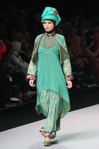 Hennie Noer Ethnic Harmony. Fashion Show Parade INFINITELY COVERED. Indonesia Fashion Week 2013 at Jakarta Convention Center. 15 Februari 2013. Senayan. Jakarta. [Foto: Mohammad Abduh/Wolipop]