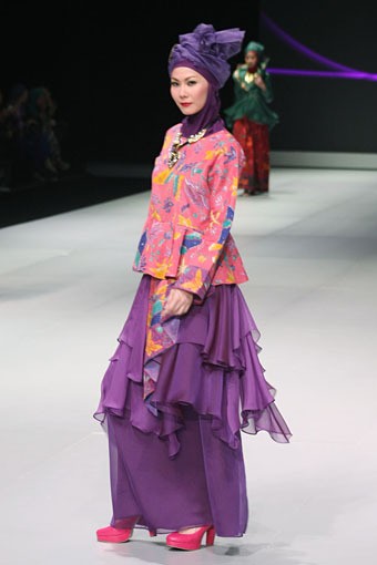 Hennie Noer Ethnic Harmony. Fashion Show Parade INFINITELY COVERED. Indonesia Fashion Week 2013 at Jakarta Convention Center. 15 Februari 2013. Senayan. Jakarta. [Foto: Mohammad Abduh/Wolipop]