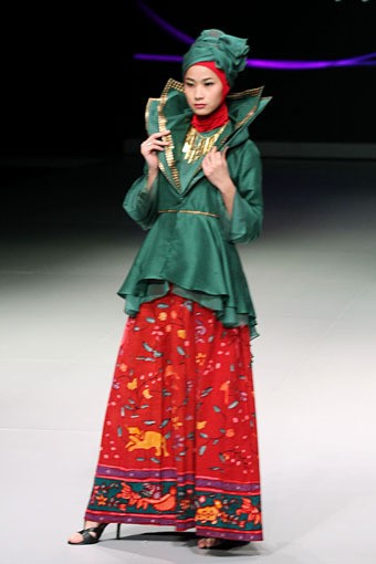 Hennie Noer Ethnic Harmony. Fashion Show Parade INFINITELY COVERED. Indonesia Fashion Week 2013 at Jakarta Convention Center. 15 Februari 2013. Senayan. Jakarta. [Foto: Mohammad Abduh/Wolipop]