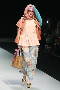 Jakarta, Indonesia - 15 Februari 2013. Dian Pelangi Savana Troops Fashion Show Parade INFINITELY COVERED. Indonesia Fashion Week 2013 at Jakarta Convention Center. Senayan, Jakarta. [Foto: Mohammad Abduh/Wolipop]