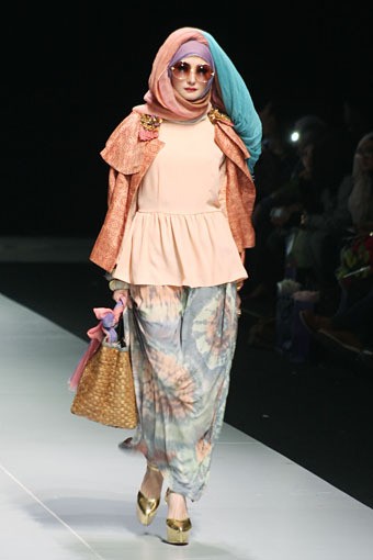 Jakarta, Indonesia - 15 Februari 2013. Dian Pelangi Savana Troops Fashion Show Parade INFINITELY COVERED. Indonesia Fashion Week 2013 at Jakarta Convention Center. Senayan, Jakarta. [Foto: Mohammad Abduh/Wolipop]