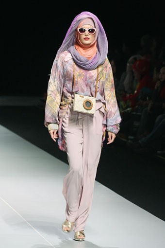 Jakarta, Indonesia - 15 Februari 2013. Dian Pelangi Savana Troops Fashion Show Parade INFINITELY COVERED. Indonesia Fashion Week 2013 at Jakarta Convention Center. Senayan, Jakarta. [Foto: Mohammad Abduh/Wolipop]