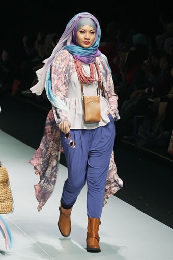 Jakarta, Indonesia - 15 Februari 2013. Dian Pelangi Savana Troops Fashion Show Parade INFINITELY COVERED. Indonesia Fashion Week 2013 at Jakarta Convention Center. Senayan, Jakarta. [Foto: Mohammad Abduh/Wolipop]