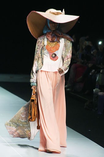 Jakarta, Indonesia - 15 Februari 2013. Dian Pelangi Savana Troops Fashion Show Parade INFINITELY COVERED. Indonesia Fashion Week 2013 at Jakarta Convention Center. Senayan, Jakarta. [Foto: Mohammad Abduh/Wolipop]