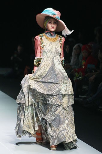 Jakarta, Indonesia - 15 Februari 2013. Dian Pelangi Savana Troops Fashion Show Parade INFINITELY COVERED. Indonesia Fashion Week 2013 at Jakarta Convention Center. Senayan, Jakarta. [Foto: Mohammad Abduh/Wolipop]