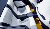 Interior dan eksterior mobil yang hampir semuanya berwarna putih ini oleh desainer ahli asal Milan. Sebagai tambahan, ada juga warna kuning keemasan di karpet mobil dan jok sebagai aksen mobil sport. (dok. Toyota)