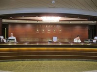 Saat masuk ke dalam kapal, Anda harus melewati prosedur keamanan yang ketat. Paspor pun harus diperlihatkan. Setelah itu, Anda akan masuk di dek 4 yang merupakan lobby utama kapal Crystal Symphony. Ada meja resepsionis yang besar, yang siap membantu 24 jam (Afif/detikTravel)