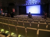 Masih di dek 5, juga terdapat bioskop dengan kursi yang empuk dan nyaman. Film yang diputar di sini adalah film-film Hollywood. Bioskop ini memutar film satu kali pada siang hari dan dua kali pada malam hari. Nontonnya gratis lho! (Afif/detikTravel)