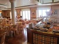 Di setiap deknya terdapat restoran dan bar mini. Asyiknya, semua makanan di kapal pesiar ini gratis untuk penumpang. Tak hanya itu, wine dan sampanye pun juga dapat dinikmati secara cuma-cuma selama perjalanan (Afif/detikTravel)
