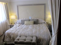 Harga kamar di Crystal Symphony beragam, tergantung perjalanan. Tipe kamarnya pun berbeda-beda, ada yang hanya mendapat jendela, balkon, hingga kamar dengan ruang tamu mewah. Contohnya, kamar standar untuk perjalanan 7 hari sekitar US$ 3.500 (Rp 33 juta) (Afif/detikTravel)