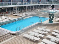 Jika mau berenang, berjemur, atau bersantai dengan aneka cemilan, datang saja ke dek 12. Dek paling atas ini menjadi favorit para penumpang. Tak hanya itu, ada juga ruang fitness, spa, lapangan tenis dan mini golf (Afif/detikTravel)