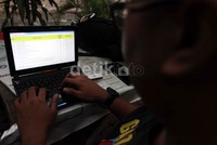 Seorang warga DKI Jakarta melihat Anggaran Pendapatan Belanja Daerah (APBD) tahun 2013 di situs www.jakarta.go.id di Kawasan Bundaran HI, Jakarta Pusat, Jumat (1/3/2013).